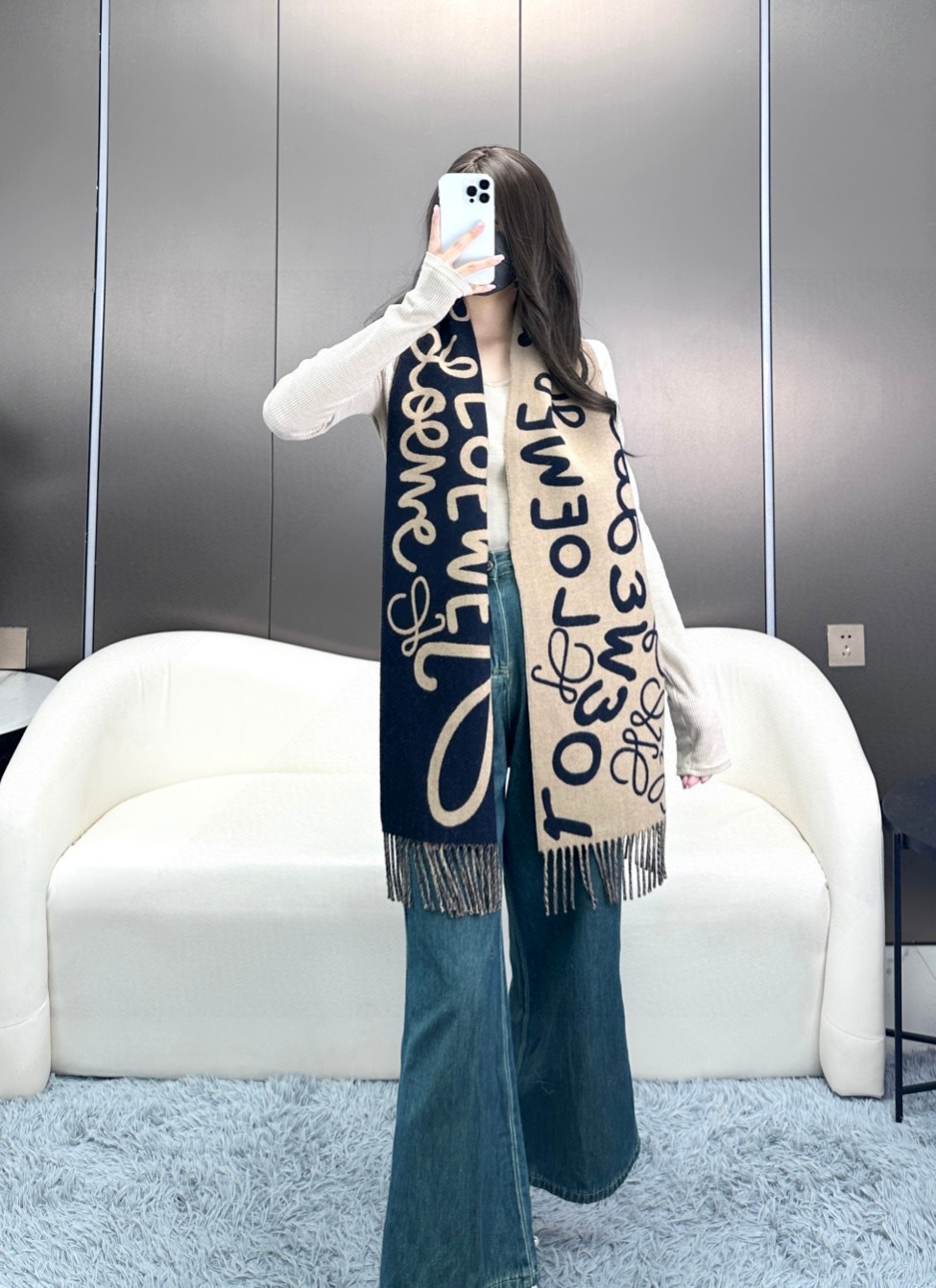 NO:945126,High-quality running volume, Loewe's latest model, Loewe graffiti style double-sided scarf, same style for men and women. Loewe's super beautiful new scarf!  Highly recommended to buy!  It’s super hard to buy!  The original order is of good quality. It is the best selling product on the market. There is no pressure in and out of the counter. The workmanship is very exquisite and it is very substantial. Our price is really worth it!  Neutral style, simple and elegant, you can collect it at will!  !  Crazy but not picky, crazy temperament!  Whoever surrounds you has temperament!  !  I really hope you don’t miss this style. Specification, 30*cm, composition 90 wool 10 cashmere, non-market chemical fiber product, equipped with LOEWE Anagram embossed leather label. High version scarf, high version scarf, loewe, loewe19860909高品质跑量质量 Loewe最新款,罗意威涂鸦款双面围巾,男女同款.loewe超美新款围巾！超级推荐入手！超难买哦！原单品质好货,甩市场货N条街,进出专柜无压力,做工非常精致,很有分量,我们的价格真的超级值！中性风格、简单大方,任意收！！狂不挑人,狂气质！谁围谁有气质！！真的希望大家不要错过这样的款式.规格,30*cm,成分90羊毛 10羊绒,非市场化纤货,配有LOEWE Anagram 压纹皮标.高版本围巾,高版本围巾,loewe,loewe,scarf
