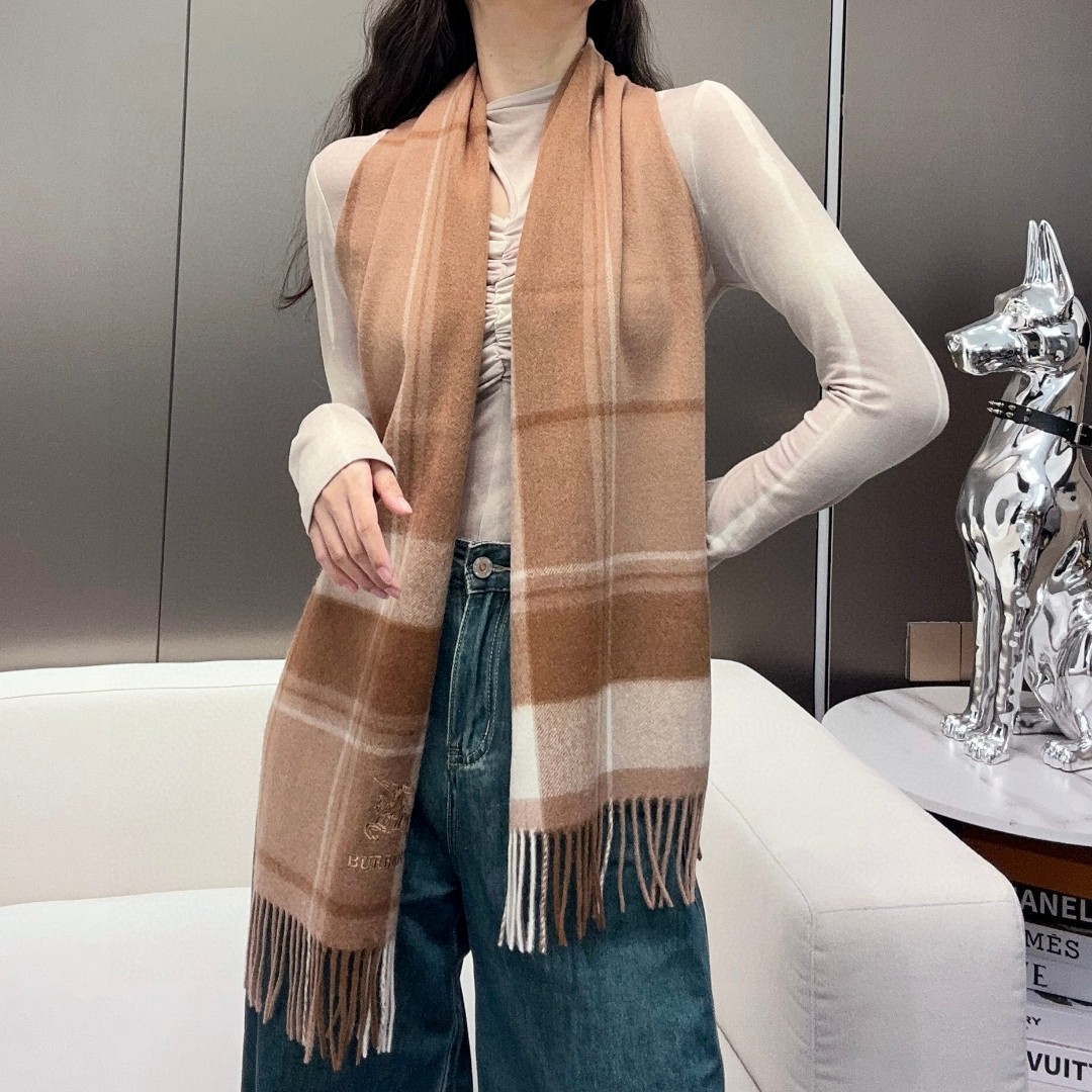 Burberry ·巴宝莉出口订单尾货❗️说实话，设计非常简单，但那经典刺绣战马的点缀就是让围巾显得非常高级优雅，高端围