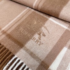 Burberry ·巴宝莉出口订单尾货❗️说实话,设计非常简单,但那经典刺绣战马的点缀就是让围巾显得非常高级优雅,高端围 Burberry ·巴宝莉出口订单尾货❗️说实话,设计非常简单,但那经典刺绣战马的点缀就是让围巾显得非常高级优雅,高端围