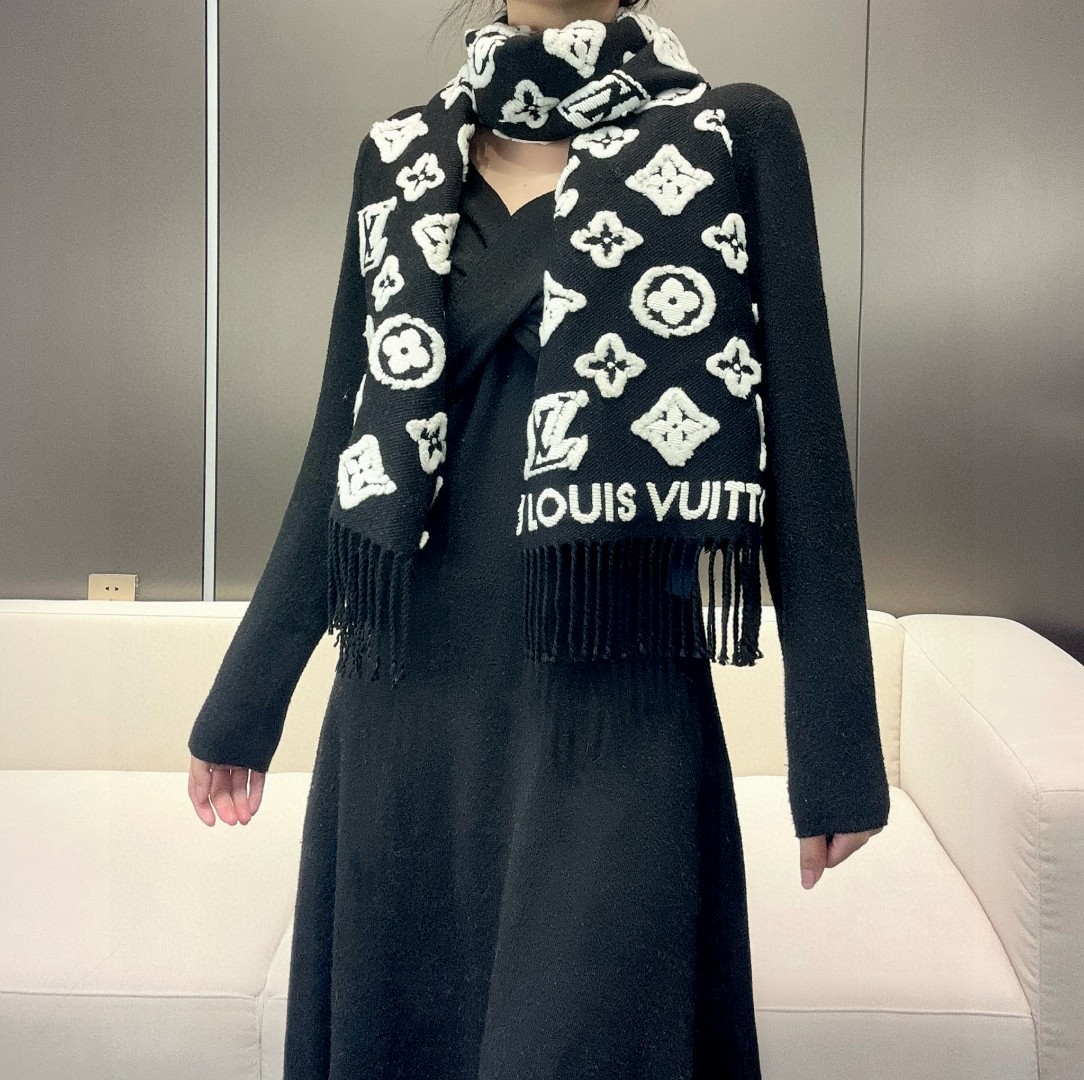 2025年最新爆款到啦！有正品打样！百分之99还原正品！LV 3D 围巾为柔软毛绒混纺织入 Monogr