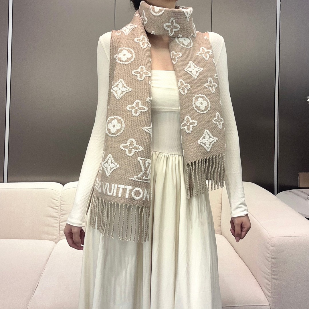2025年最新爆款到啦！有正品打样！百分之99还原正品！LV 3D 围巾为柔软毛绒混纺织入 Monogr