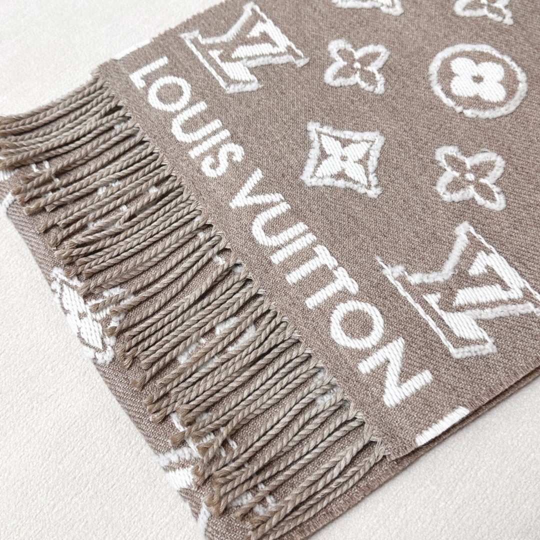 2025年最新爆款到啦！有正品打样！百分之99还原正品！LV 3D 围巾为柔软毛绒混纺织入 Monogr