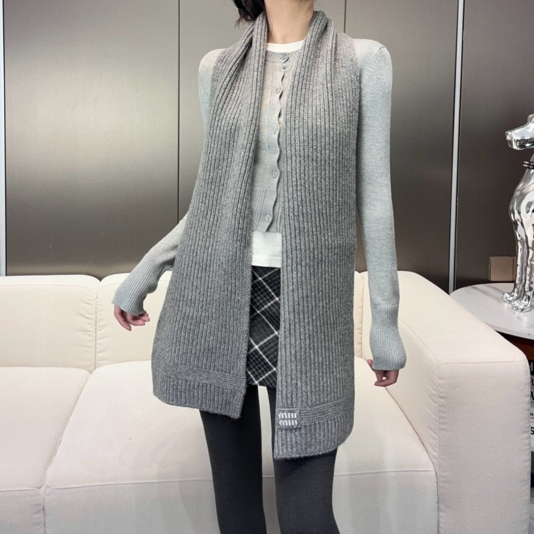 NO:603007,miumiu is the same style for men and women. It is a warm and textured cashmere scarf. It can keep you warm all winter. It is fluffy and warm. It has a full autumn and winter atmosphere. It is high-end and beautiful. Size 30 high version scarf, high version scarf, miumiu19860909miumiu男女同款 又保暖又有质感的羊绒围巾,温暖一整个冬天,毛茸茸的好温暖,秋冬氛围感拉满,高级又好看,尺寸30高版本围巾,高版本围巾,miumiu,scarf