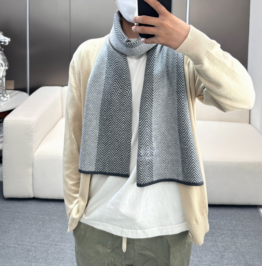 NO:542428,Lv hits are available and upgraded version!  Very soft and skin-friendly!  High-end men and women's scarf [Lv four-leaf clover logo] Exclusive cow product. Only with super high cashmere quality will it be favored by this brand. This boutique is a scarf knitted that is rare on the market. It is low-key and luxurious color matching, very soft and comfortable. It sells a good product with less than one. Imported knitted cashmere size 180*32, two-color high-version scarf, high-version scarf, louis vuitton19860909Lv爆款上新 升级版本！非常柔软亲肤！高端男女士围巾【Lv四叶草标志】独家牛货 具有超高羊绒品质才会被此品牌青睐这种精品是市场上及其少见的围巾针织,低调奢华的配色,非常柔软舒适,卖一条少一条的好货 进口针织羊绒 尺寸180*32,二色高版本围巾,高版本围巾,louis vuitton,scarf