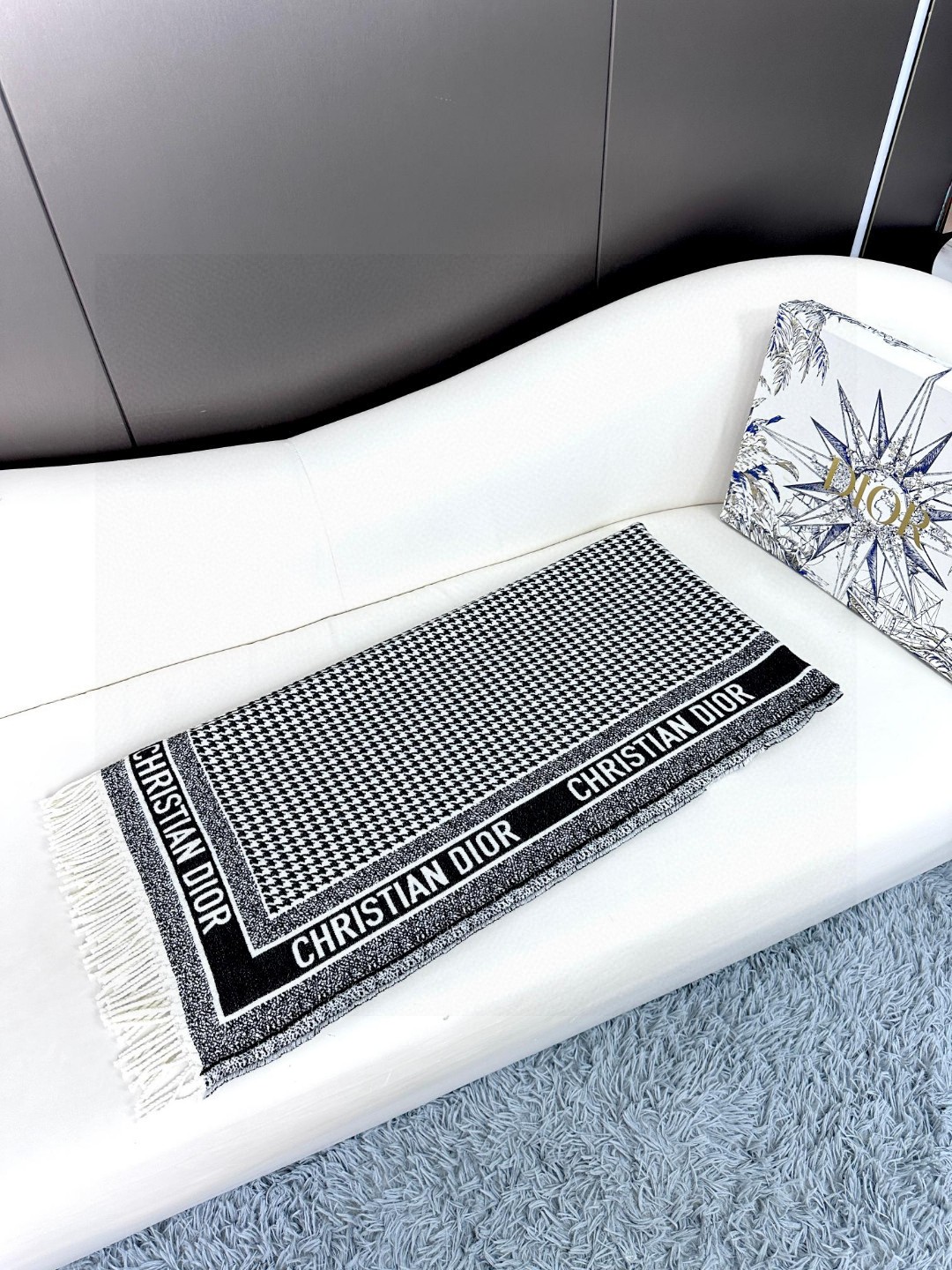 原版品质，重磅推荐❗️CD千鸟格印花大方巾❗️围巾披肩毛毯三用，超级惊艳的一款！百分百保真！超唯美的一款