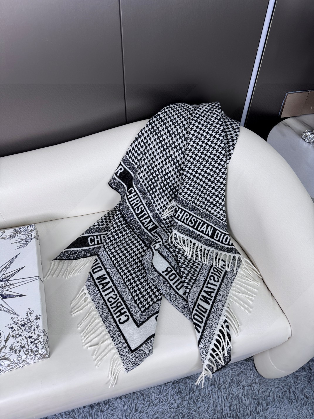 原版品质，重磅推荐❗️CD千鸟格印花大方巾❗️围巾披肩毛毯三用，超级惊艳的一款！百分百保真！超唯美的一款