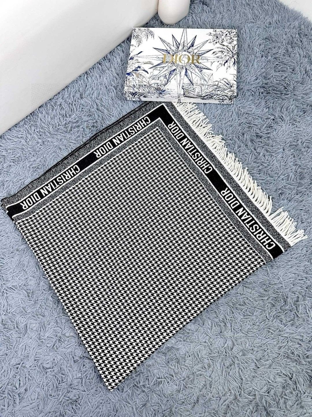 原版品质，重磅推荐❗️CD千鸟格印花大方巾❗️围巾披肩毛毯三用，超级惊艳的一款！百分百保真！超唯美的一款