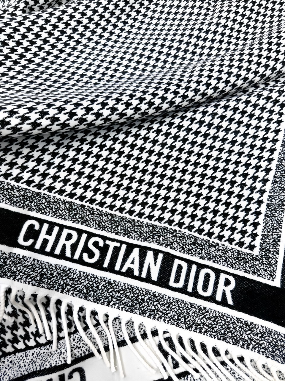 原版品质，重磅推荐❗️CD千鸟格印花大方巾❗️围巾披肩毛毯三用，超级惊艳的一款！百分百保真！超唯美的一款