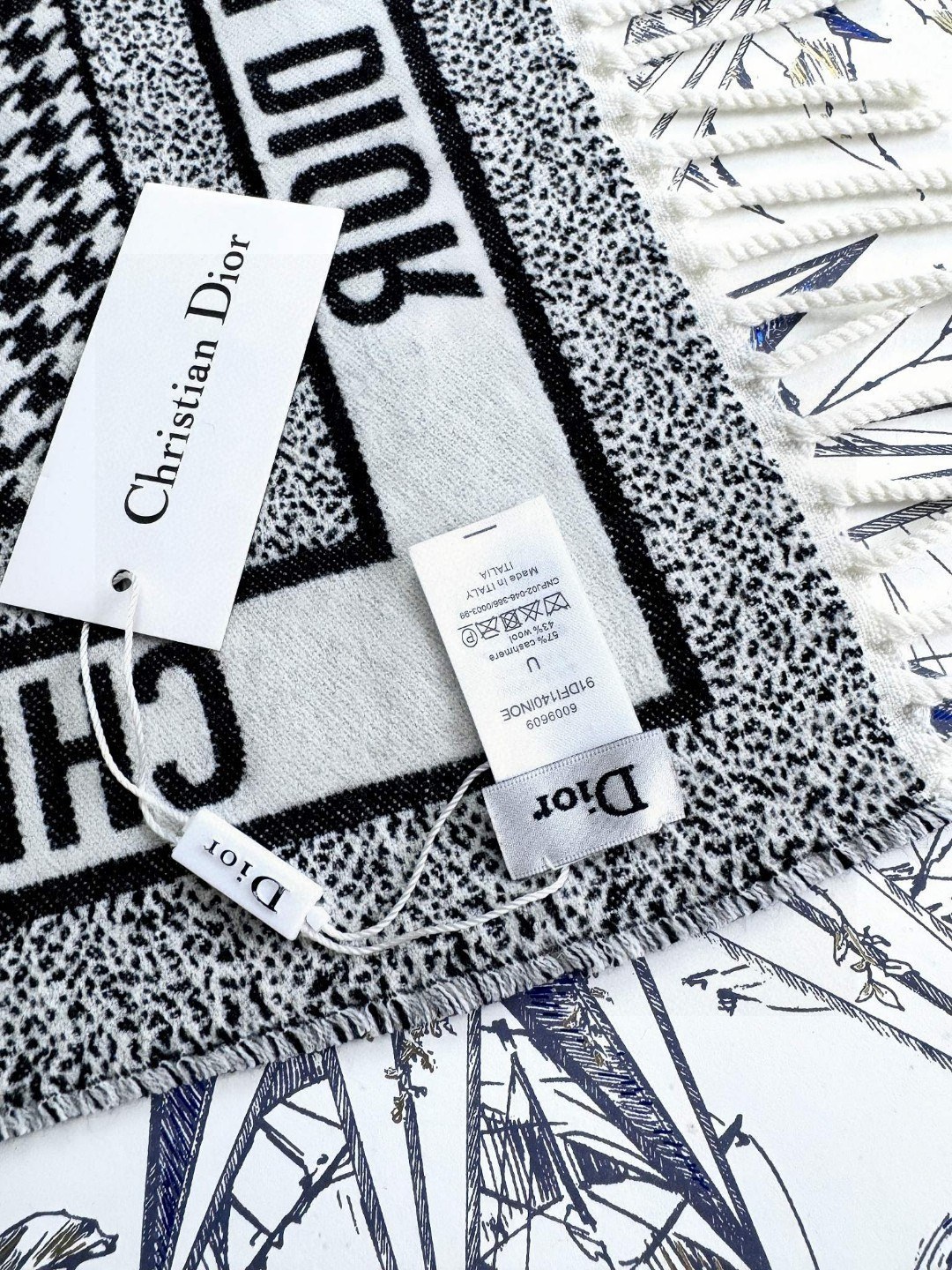 原版品质，重磅推荐❗️CD千鸟格印花大方巾❗️围巾披肩毛毯三用，超级惊艳的一款！百分百保真！超唯美的一款