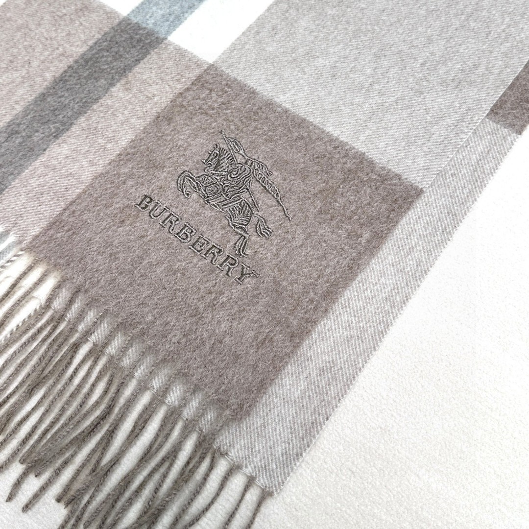 新款到！百分之百山羊绒！2024年巴宝利难得的高端男款，非常正的男士围巾~面料大爱，非常柔软细腻舒服‼大气简约，超级好看