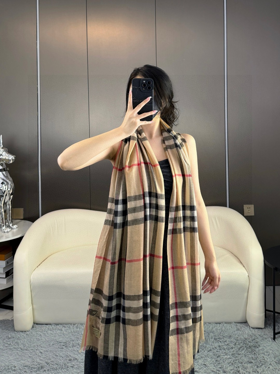 NO:188790,The popular version of the war horse embroidery logo is the most popular. The latest concept launched by the young designer. The color matching of the yarn dyed and dyed, and then intertwined to form a new pattern. This model has been waiting for a long time and took 3 months to complete the remaining auxiliary materials of the fabric scarf. The symbol of British plaid identity and temperament is the most popular symbol of the British plaid. The rare and artificial scattered beard. The fabric shawls are rare. The material shawls are very good. Size: 110x200 Material: cashmere high-version scarf, high-version scarf, burberry, shawls19860909爆款巴宝利 万众瞩目战马绣标经典版到货最优质的年轻设计师推出的最新概念搭配调色纱染再色织交织在一起形成新款格型这款经历漫长等待耗时3个月之久才完成面料围巾配的剩下的辅料.贵族最爱的英伦格子身份和气质的象征尺特别人工抽穗散须.面料披肩的不可多得好货 尺寸:110x200材质:羊绒高版本围巾,高版本围巾,burberry,shawls,scarf