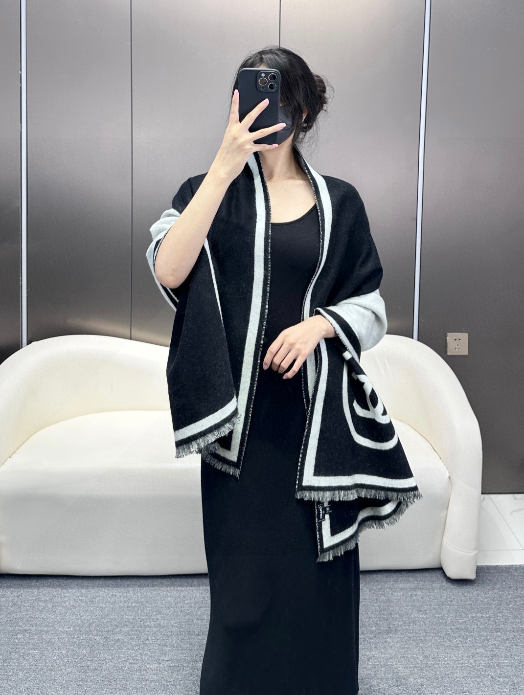 NO:188801,Chanel black and white symmetrical double-sided shawl Black and white super classic color matching Simple and durable style 98 cashmere 2 wool soft and warm feel It feels very safe when wrapped in winter Large size 195*65CM can be used as a scarf Shawls can also be used as a carpet High-version scarf, high-version scarf, chanel,shawls19860909香奈儿黑白对称双面大披肩 黑白超级经典配色 款式简单耐看 98羊绒2羊毛 手感柔软且温暖 冬天裹上它就很有安全感 大尺寸195*65CM 可以当围巾 披肩 还能当随身毯 高版本围巾,高版本围巾,chanel,shawls,scarf