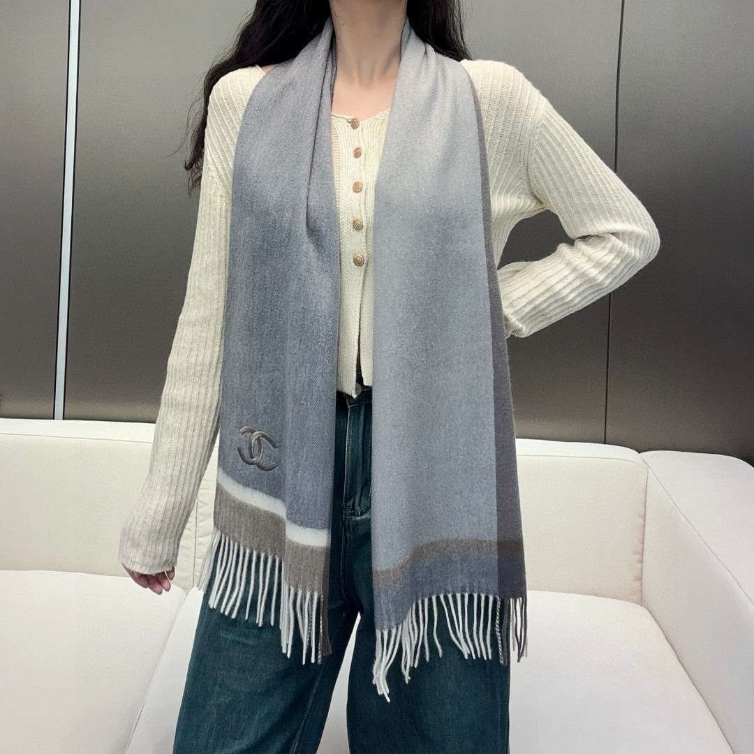 百分百山羊绒！香奈儿 新品 ·情侣款 羊绒围巾❗️臻选上乘的山羊绒纤维，耗时耗力，再以清泉水浸泡涤荡，使
