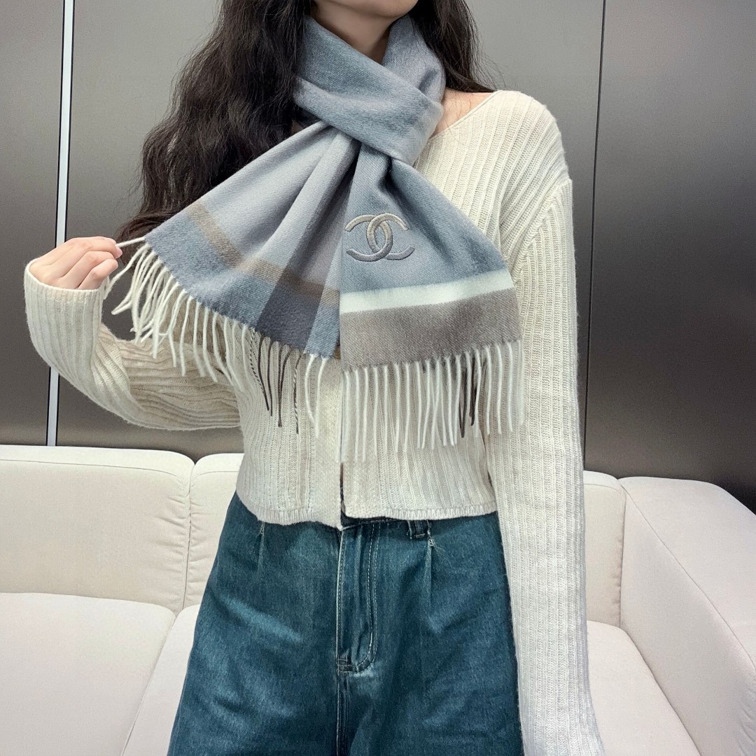 百分百山羊绒！香奈儿 新品 ·情侣款 羊绒围巾❗️臻选上乘的山羊绒纤维，耗时耗力，再以清泉水浸泡涤荡，使