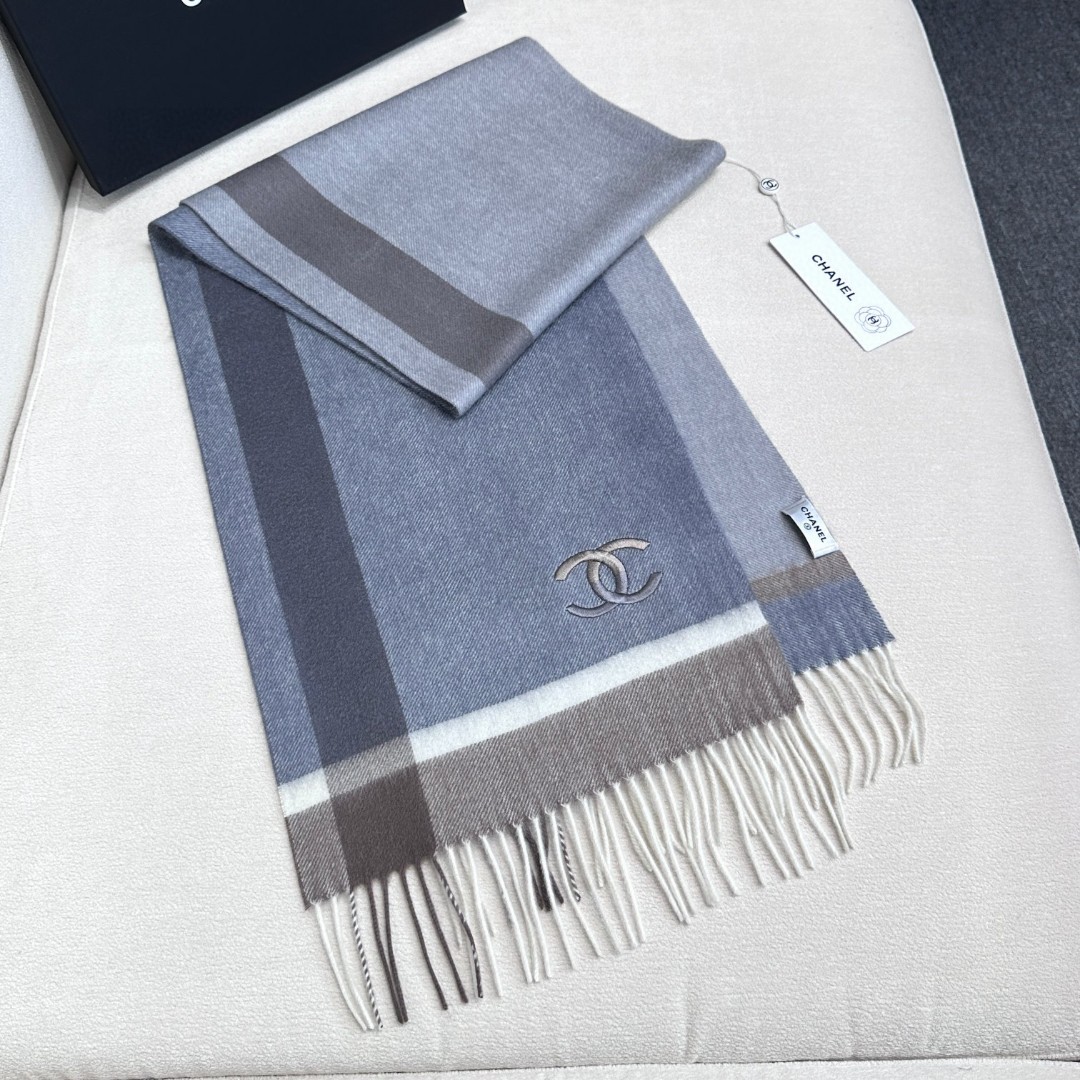 百分百山羊绒！香奈儿 新品 ·情侣款 羊绒围巾❗️臻选上乘的山羊绒纤维，耗时耗力，再以清泉水浸泡涤荡，使