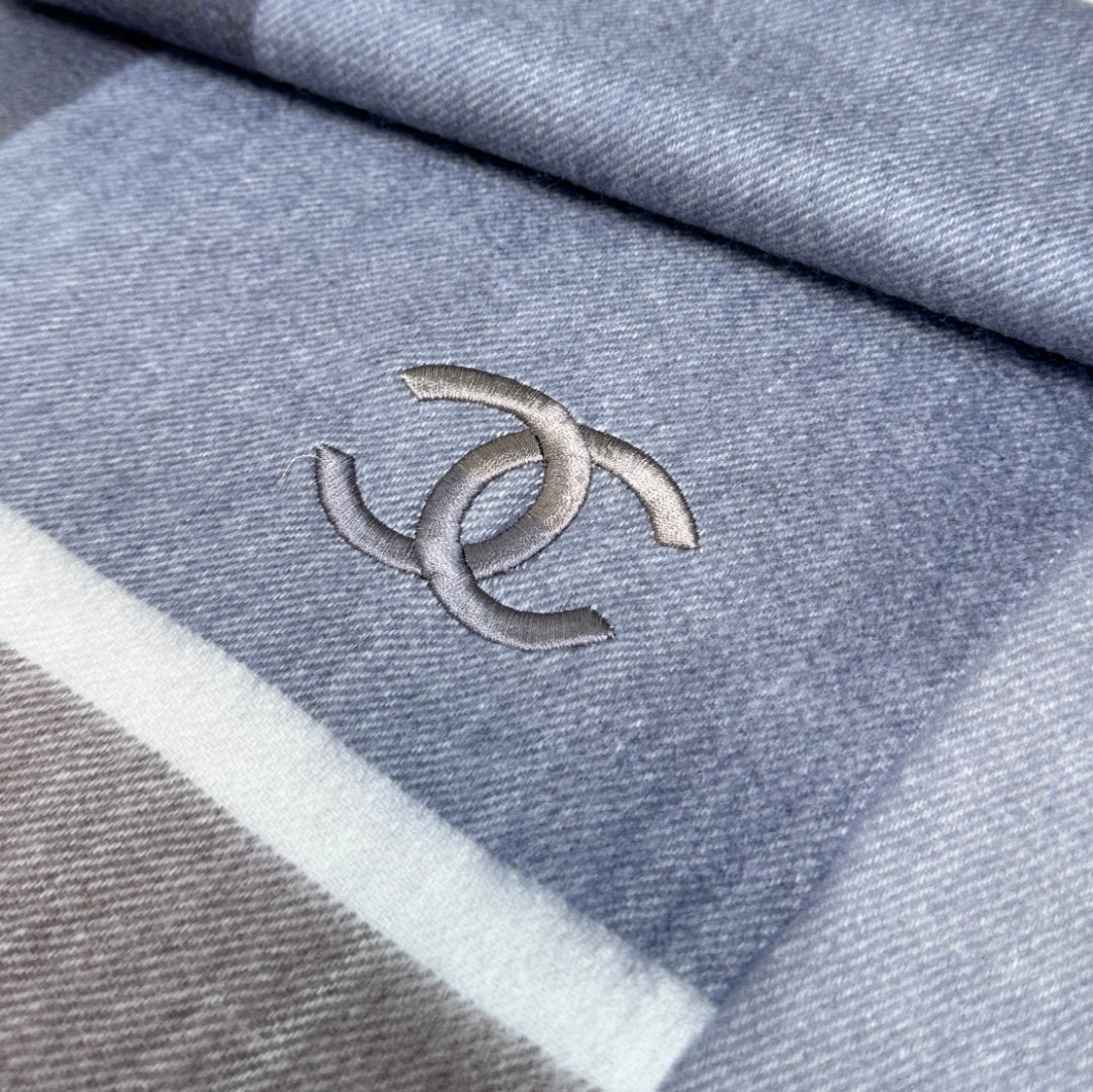 百分百山羊绒！香奈儿 新品 ·情侣款 羊绒围巾❗️臻选上乘的山羊绒纤维，耗时耗力，再以清泉水浸泡涤荡，使