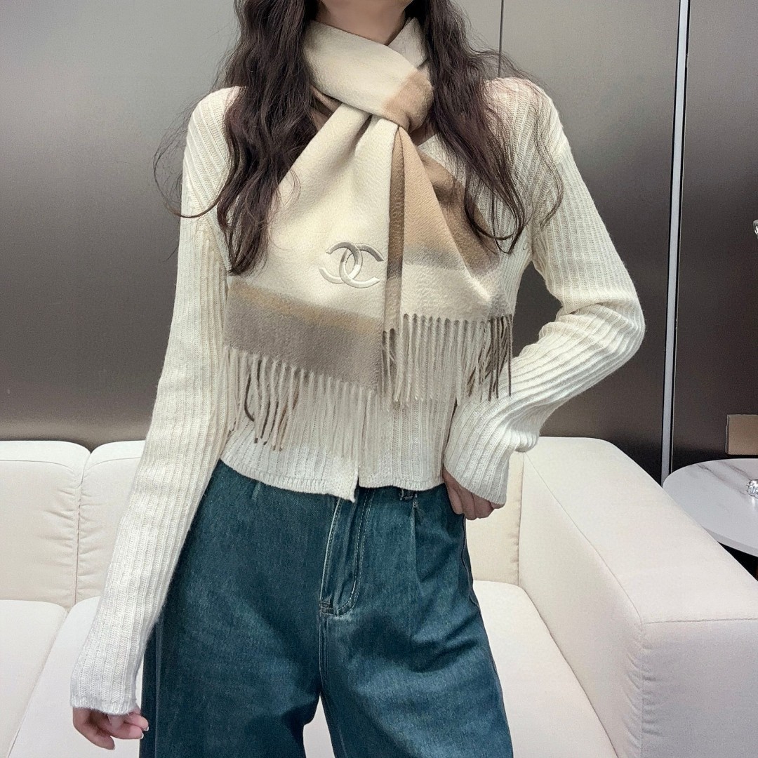 百分百山羊绒！香奈儿 新品 ·情侣款 羊绒围巾❗️臻选上乘的山羊绒纤维，耗时耗力，再以清泉水浸泡涤荡，使