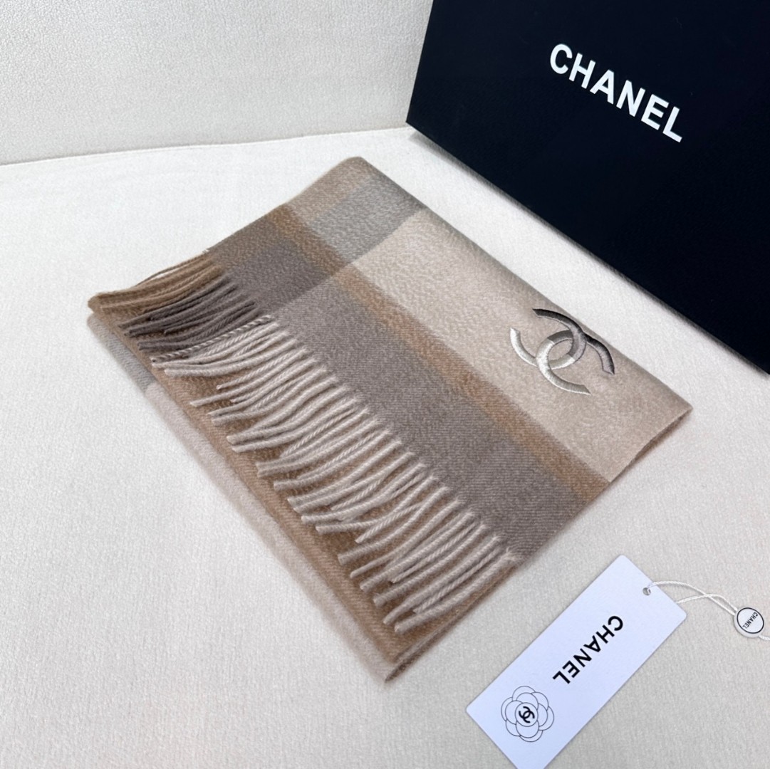 百分百山羊绒！香奈儿 新品 ·情侣款 羊绒围巾❗️臻选上乘的山羊绒纤维，耗时耗力，再以清泉水浸泡涤荡，使