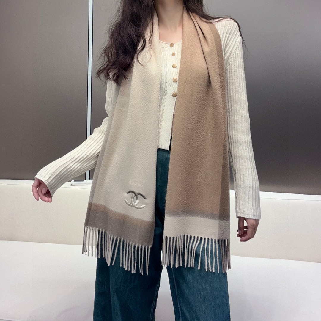 NO:188796,100% cashmere!  Chanel New Product ·Couple Style Cashmere Scarf is a top-notch cashmere fiber that takes time and effort, soaked in clear spring water to make the cashmere fiber present a unique fluffy texture, and the feel is so delicate. Only by using the lightweight velvet process can it have a luxurious and soft surface luster. The water ripples are really beautiful. The touch is like a baby's skin. It's soft and glutinous. The touch is full of delicate fluff. It has always been synonymous with continuous excellence. This price is absolutely 100% affordable gift gifts and is good!  Absolutely good product, specifications 32*180 cm, ingredients cashmere high-version scarf, high-version scarf, chanel19860909百分百山羊绒！香奈儿 新品 ·情侣款 羊绒围巾臻选上乘的山羊绒纤维,耗时耗力,再以清泉水浸泡涤荡,使羊绒纤维呈现出独特的蓬松质感,手感才如此细腻,采用轻缩绒工艺,才有奢华柔和的表面光泽水波纹真的太美好了,触感犹如婴儿的肌肤 软软糯糯 手感满满地都是细腻的绒毛一直是精益求精的代名词,这个价格绝对百分之百的实惠送礼自留都不错！绝对好货 规格32*180 cm,成分羊绒高版本围巾,高版本围巾,chanel,scarf