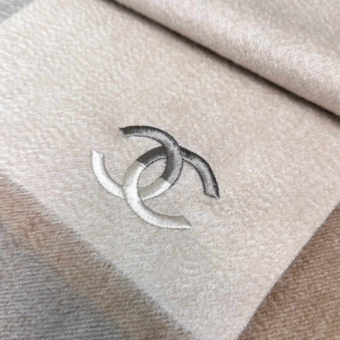 百分百山羊绒！香奈儿 新品 ·情侣款 羊绒围巾❗️臻选上乘的山羊绒纤维，耗时耗力，再以清泉水浸泡涤荡，使