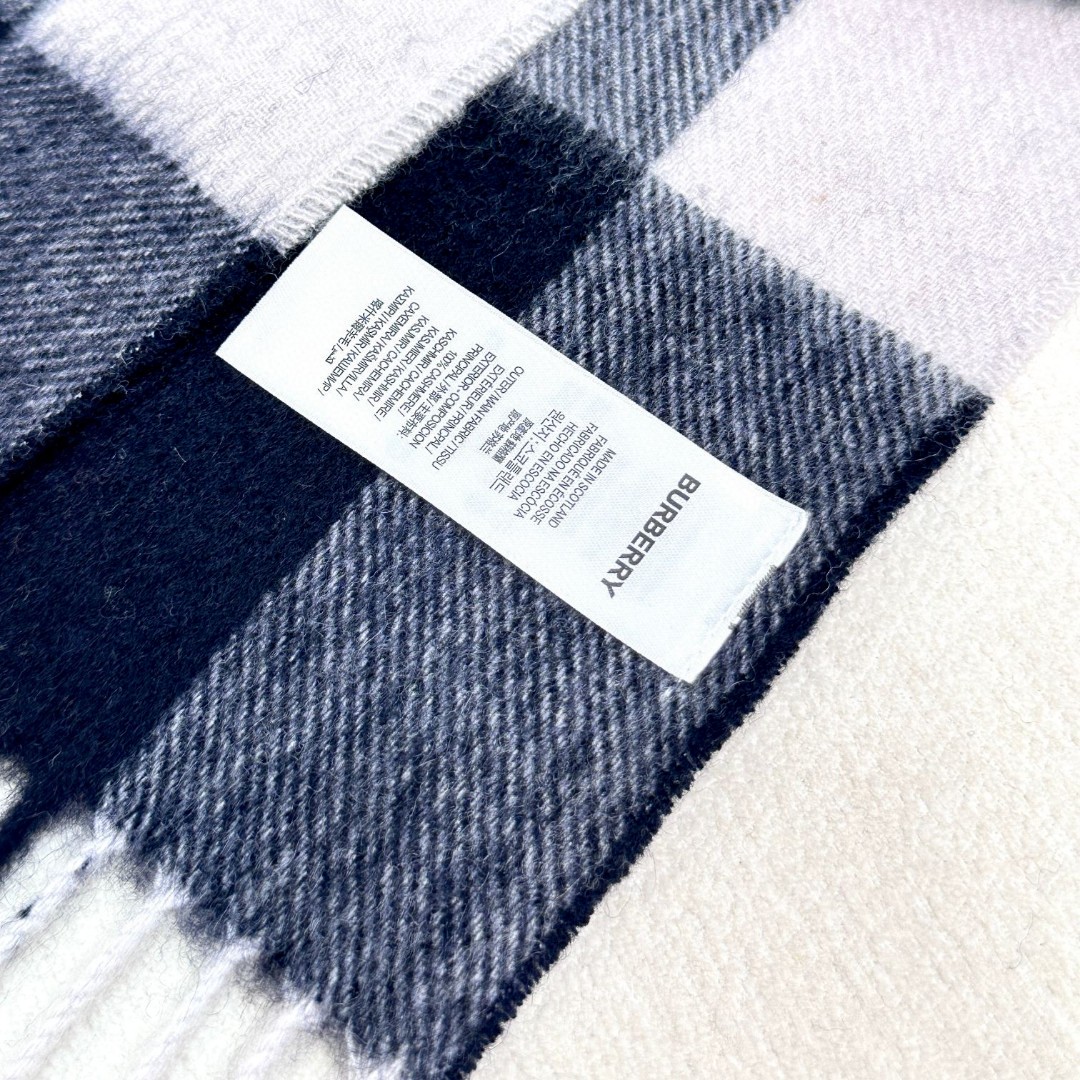 王牌口碑burberry深度经典羊绒格子围巾‼️专柜最新品相，目前专柜都换上了新标👍经典中的经典.全品相