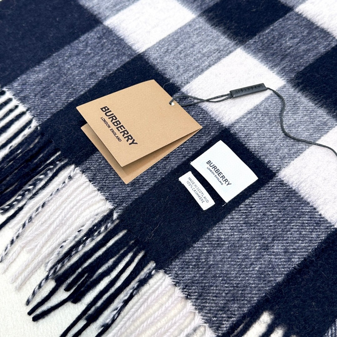 王牌口碑burberry深度经典羊绒格子围巾‼️专柜最新品相，目前专柜都换上了新标👍经典中的经典.全品相