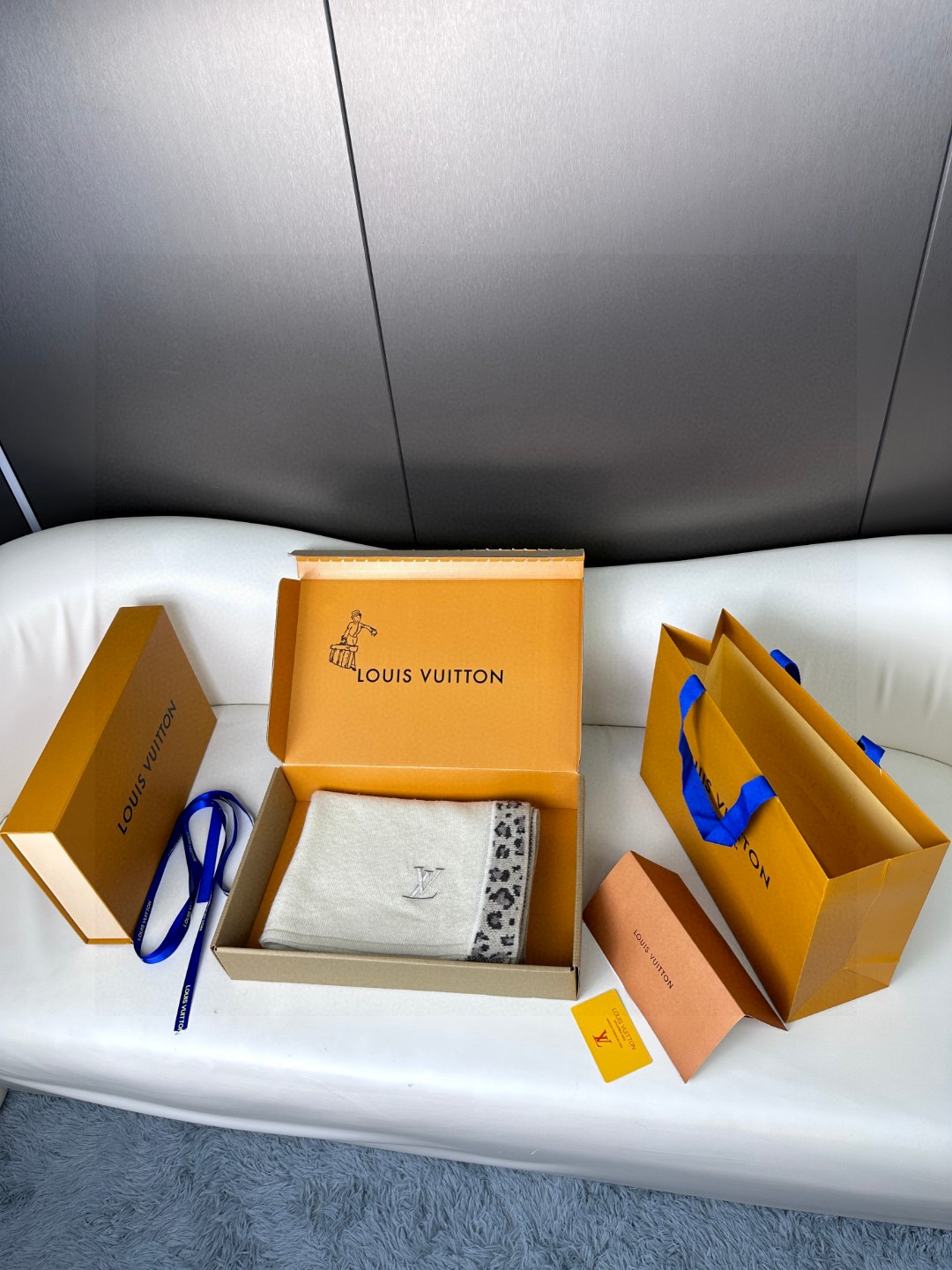   2023年🆕Louis Vuitton 🔜即将又会生火的爆款【驴家豹纹边框羊绒针织披肩】❗️出口美国