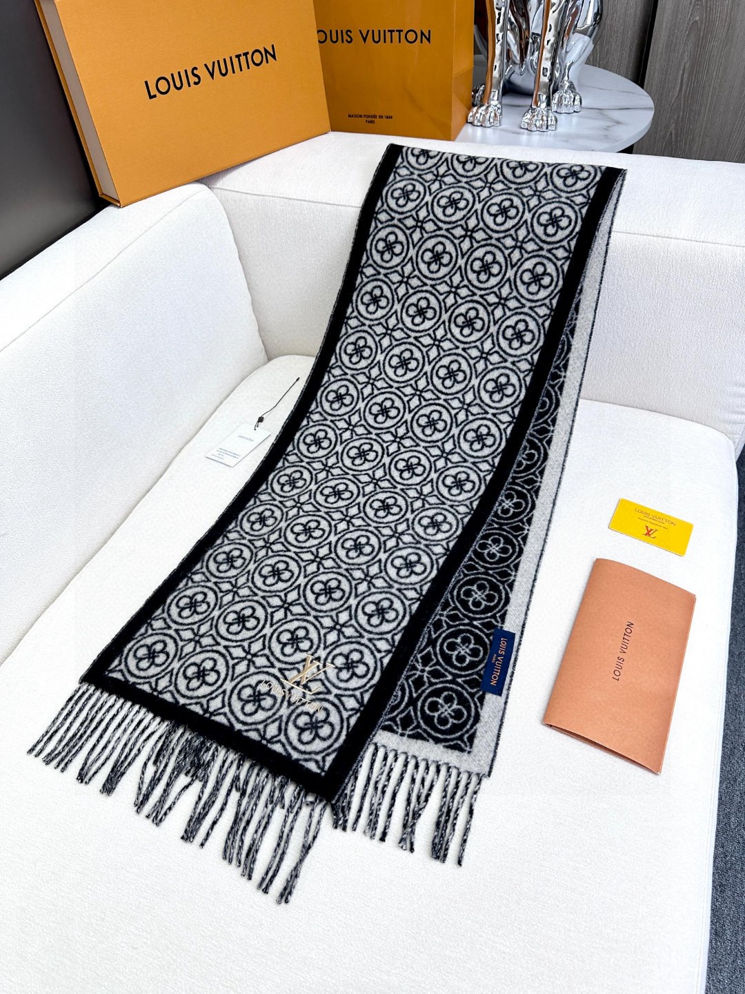 Stylish Classic Coat and Sweater Set: 2024 Collection, 100% Lamb, 35cm*200 dimensions - 图片 4