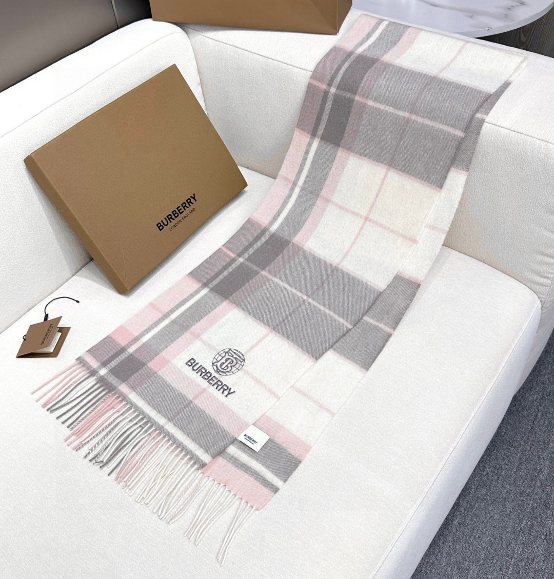 新款到！2024年巴宝利难得的高端男女同款款，非常正的围巾~面料大爱，非常柔软细腻舒服‼大气简约，超级好