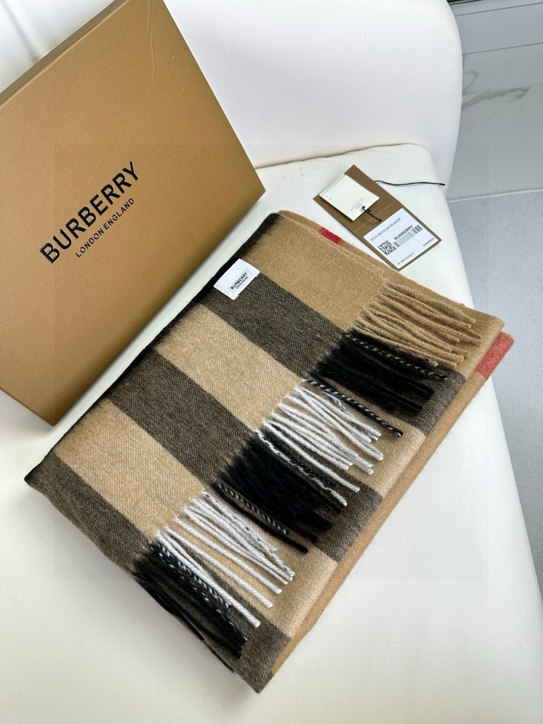 爆款巴宝莉经典大格子大披肩，人手必备，专柜最新小白标～吊牌齐全，非市场便宜货，经典专柜补单流出！极品殿堂