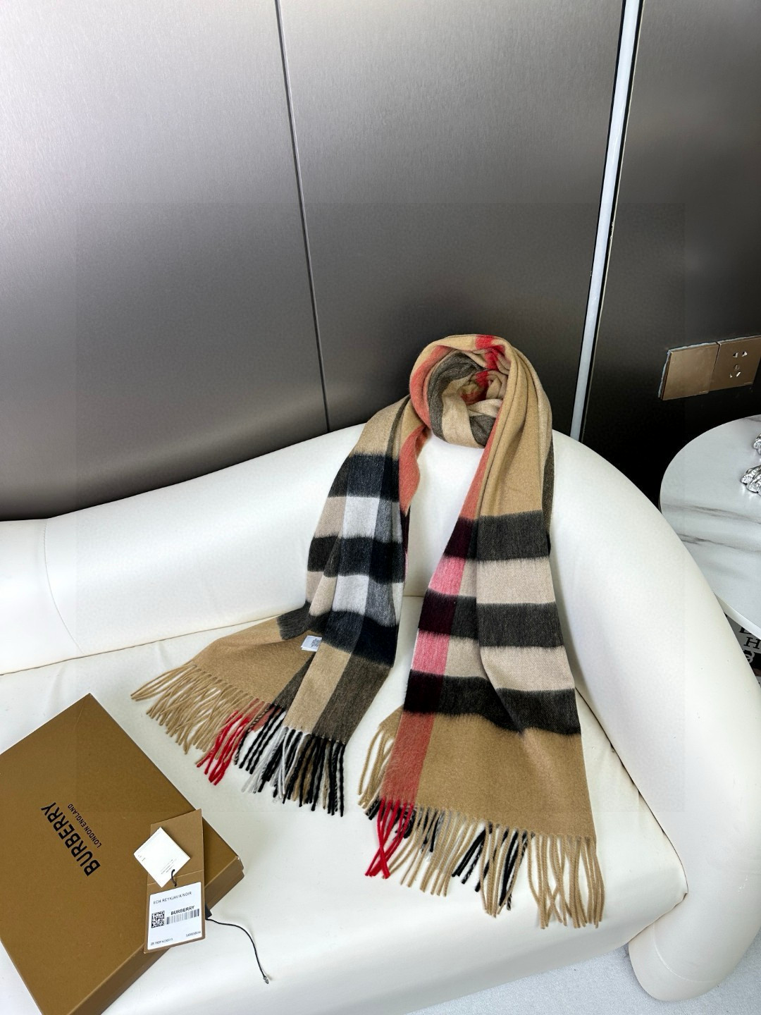 爆款巴宝莉经典大格子大披肩，人手必备，专柜最新小白标～吊牌齐全，非市场便宜货，经典专柜补单流出！极品殿堂
