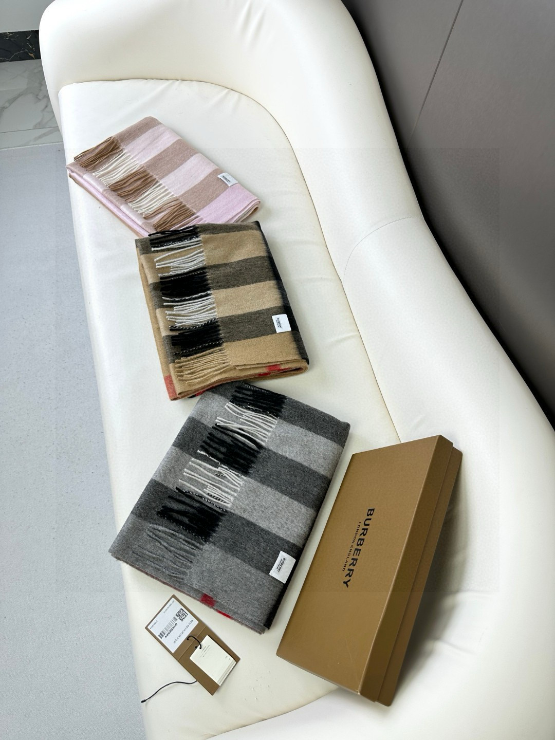 爆款巴宝莉经典大格子大披肩，人手必备，专柜最新小白标～吊牌齐全，非市场便宜货，经典专柜补单流出！极品殿堂