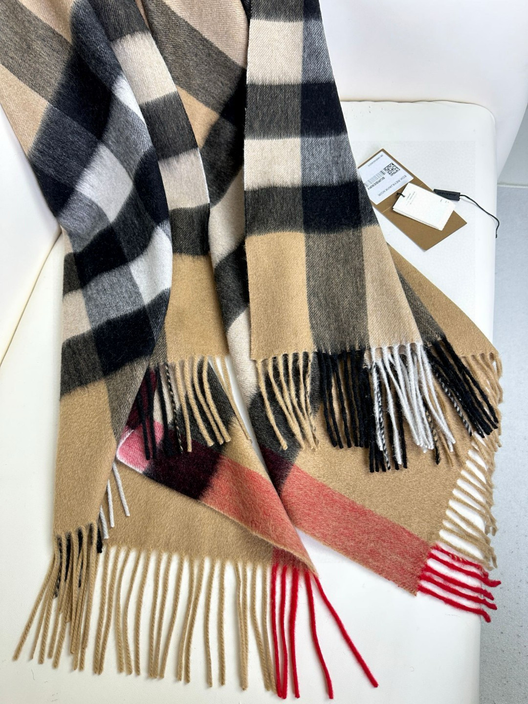 爆款巴宝莉经典大格子大披肩，人手必备，专柜最新小白标～吊牌齐全，非市场便宜货，经典专柜补单流出！极品殿堂