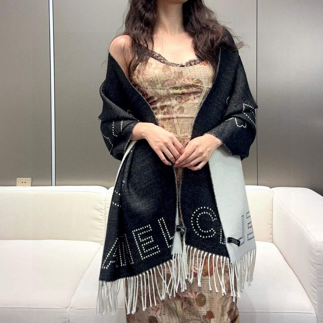 2024年 Chanel香家 高级舒适时髦气质，相信我的就收吧！香奈儿这款触动内心的柔美围巾，围巾配有双C光影下非常漂亮