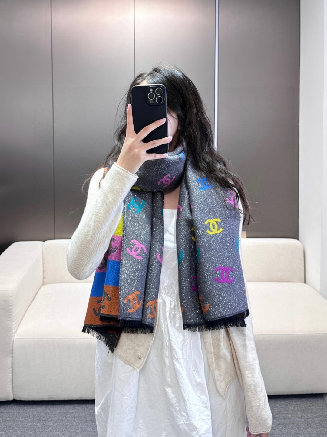 价优版本 chenel24c最美围巾 手感比想象中柔软～两面都很优秀，黑色一面是底色带细闪，彩色一面是l