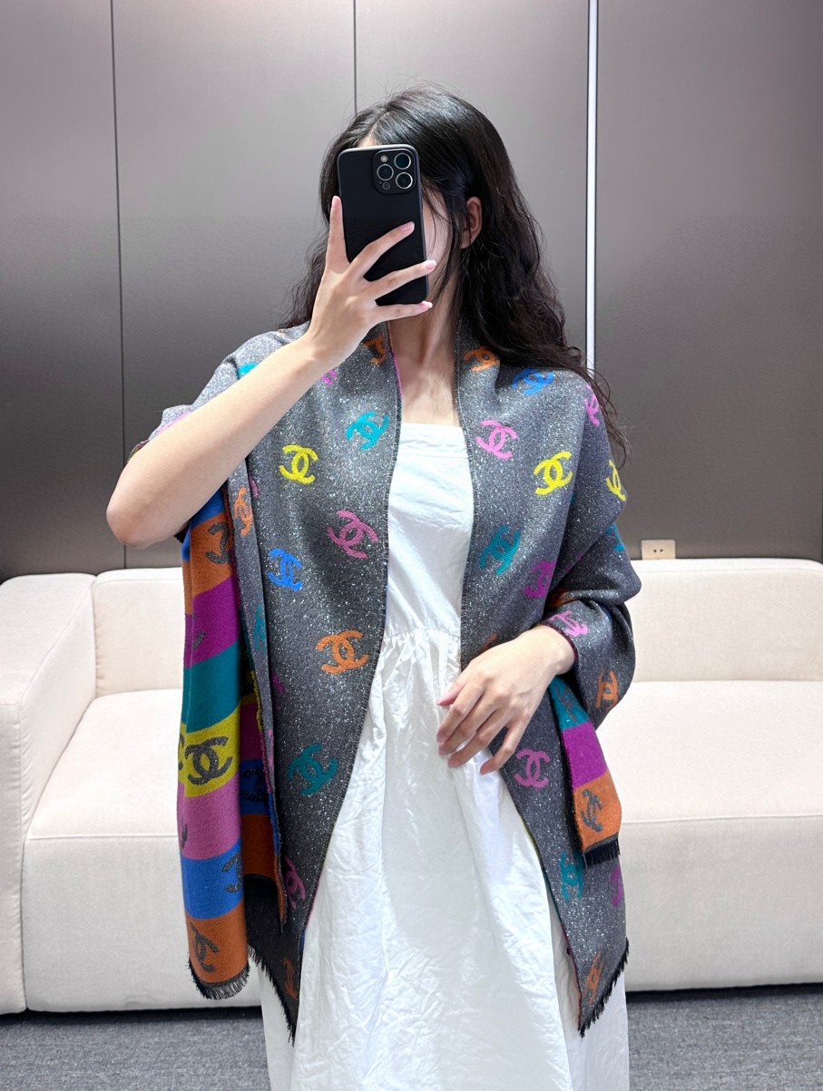 价优版本 chenel24c最美围巾 手感比想象中柔软～两面都很优秀，黑色一面是底色带细闪，彩色一面是l