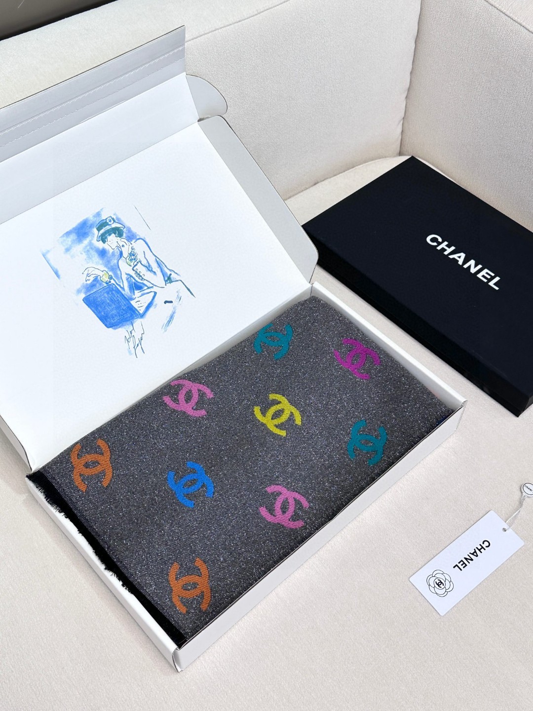 价优版本 chenel24c最美围巾 手感比想象中柔软～两面都很优秀，黑色一面是底色带细闪，彩色一面是l
