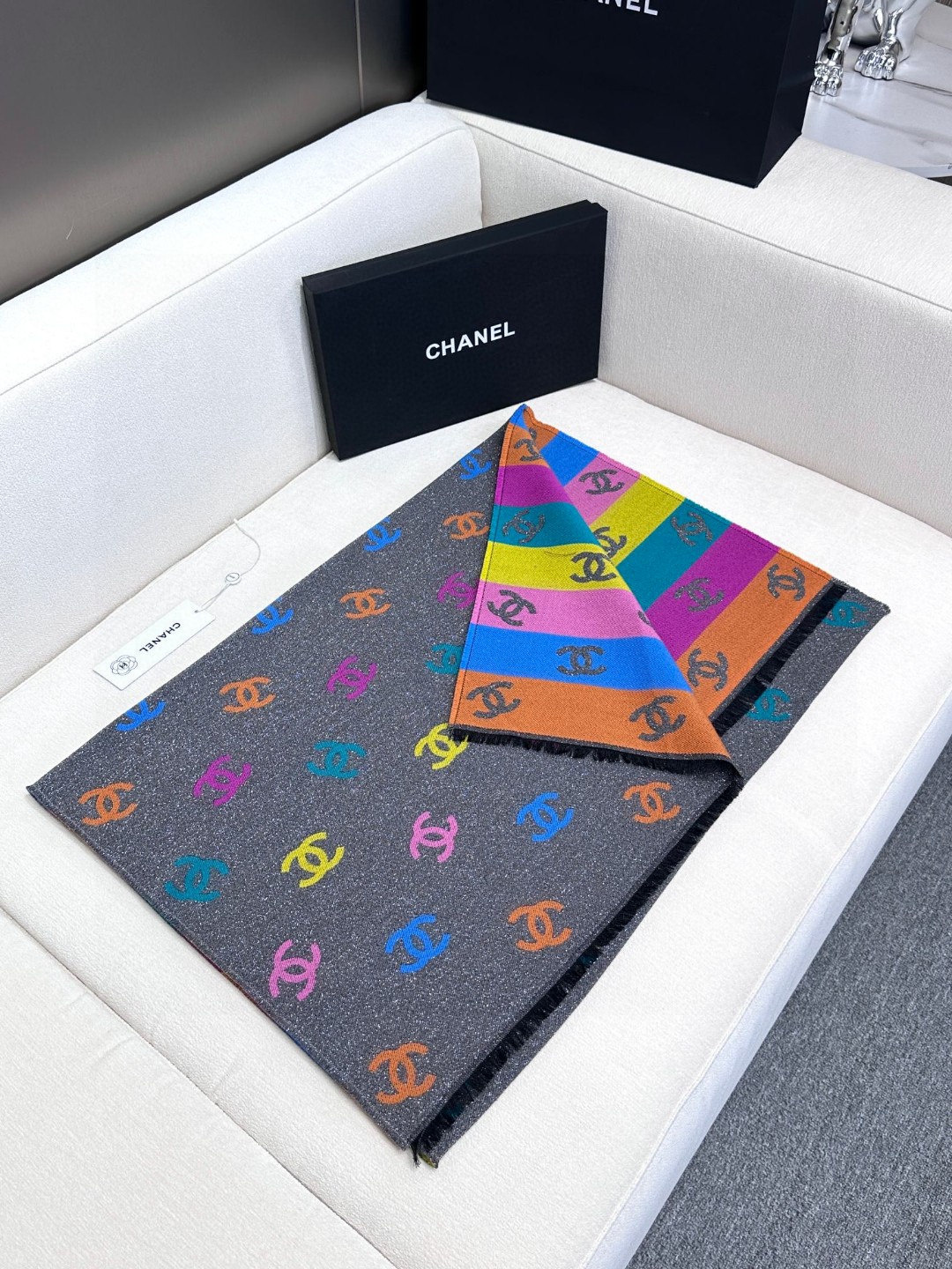 价优版本 chenel24c最美围巾 手感比想象中柔软～两面都很优秀，黑色一面是底色带细闪，彩色一面是l