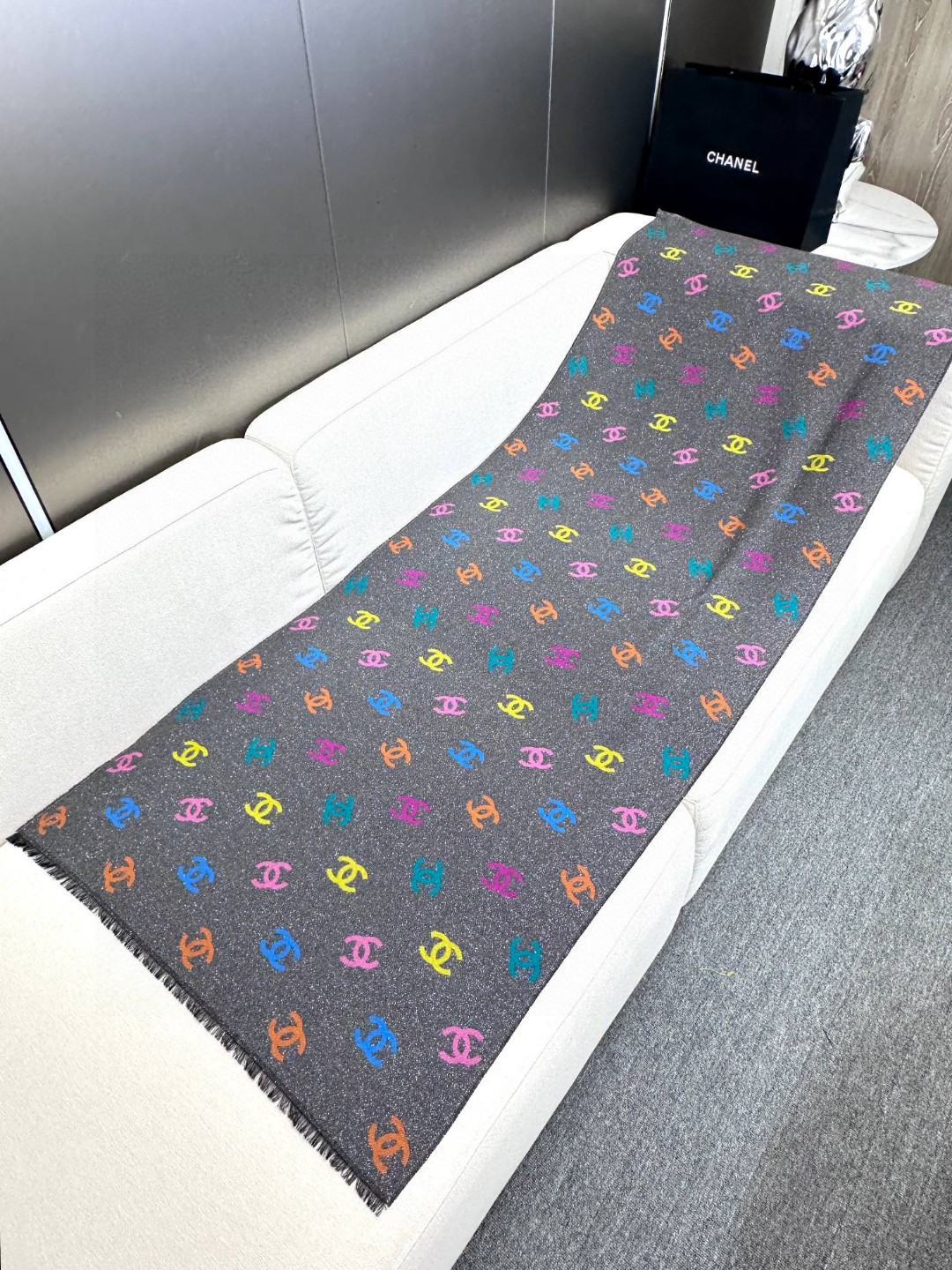 价优版本 chenel24c最美围巾 手感比想象中柔软～两面都很优秀，黑色一面是底色带细闪，彩色一面是l