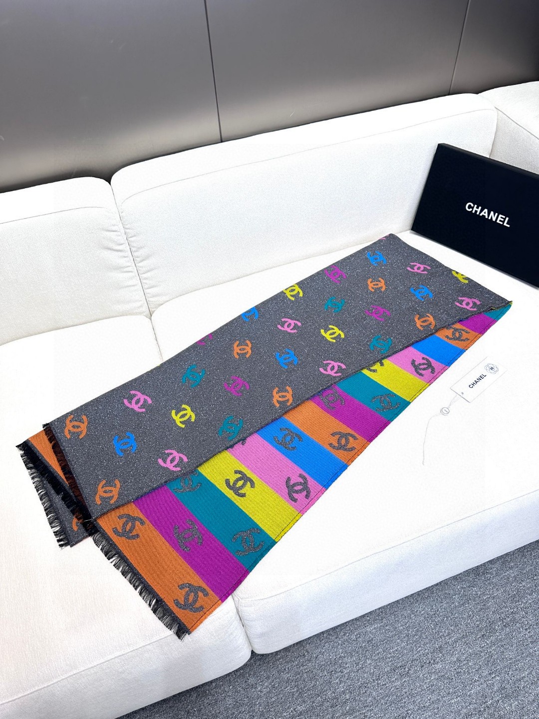 价优版本 chenel24c最美围巾 手感比想象中柔软～两面都很优秀，黑色一面是底色带细闪，彩色一面是l