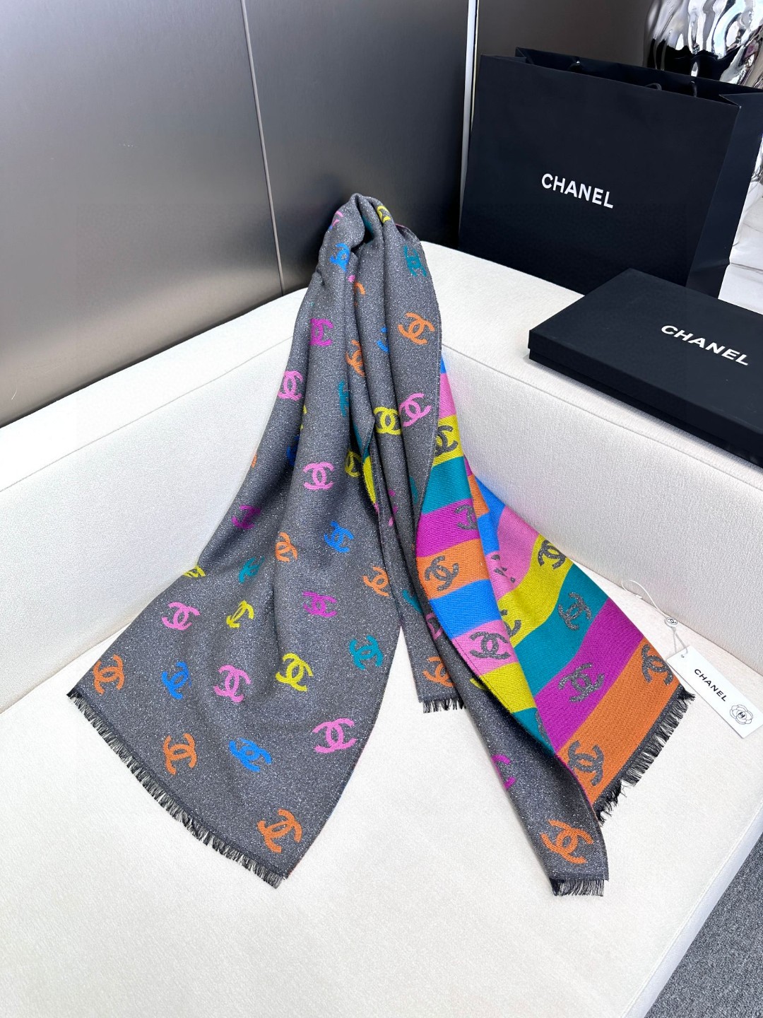 价优版本 chenel24c最美围巾 手感比想象中柔软～两面都很优秀，黑色一面是底色带细闪，彩色一面是l