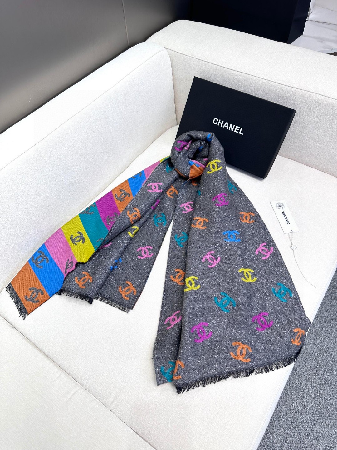 价优版本 chenel24c最美围巾 手感比想象中柔软～两面都很优秀，黑色一面是底色带细闪，彩色一面是l