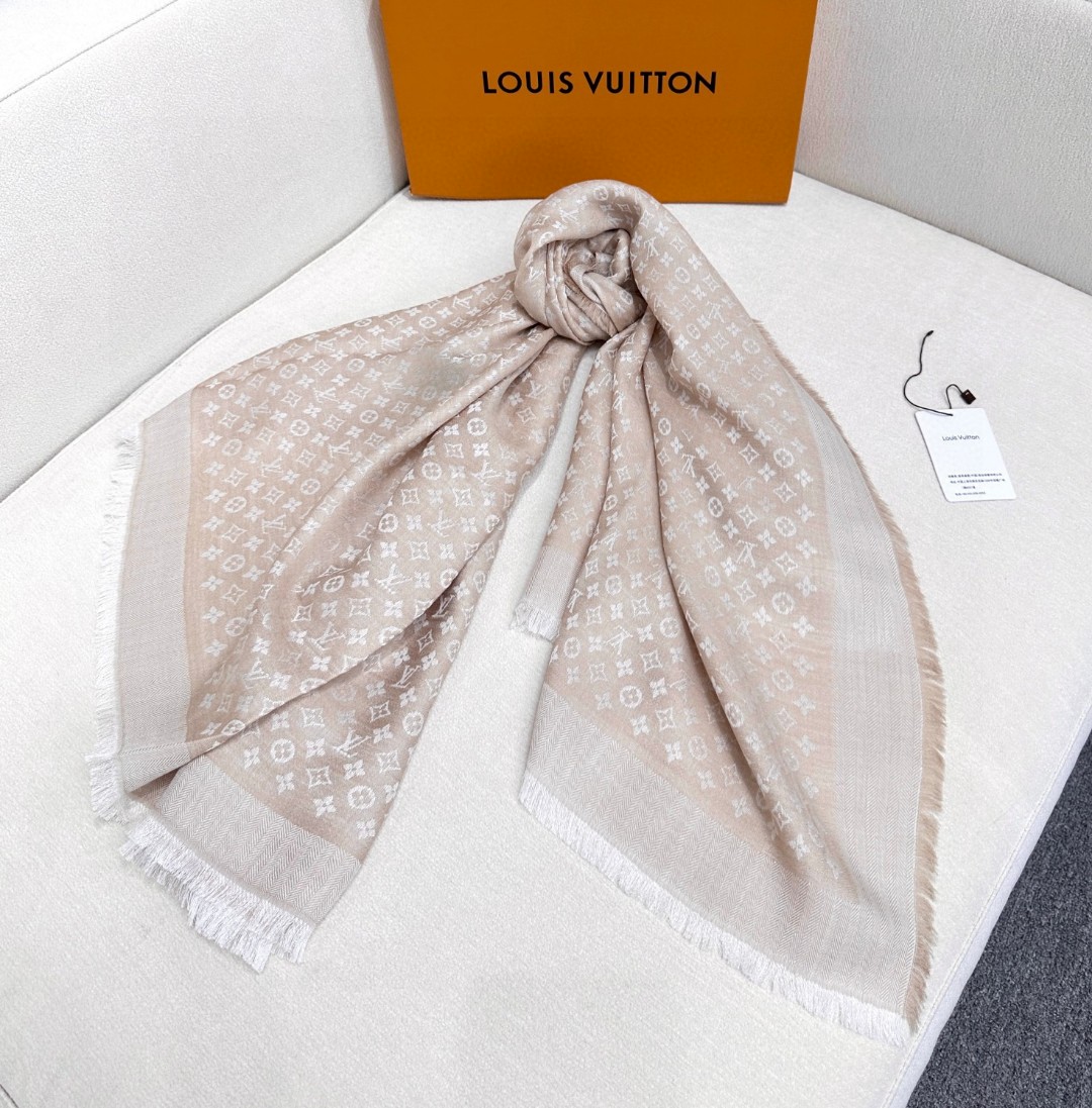   LV新鲜出炉的超赞小披肩~！】披肩尺寸是少有的120cm*120cm，小字母老花的设计，真的超级心水