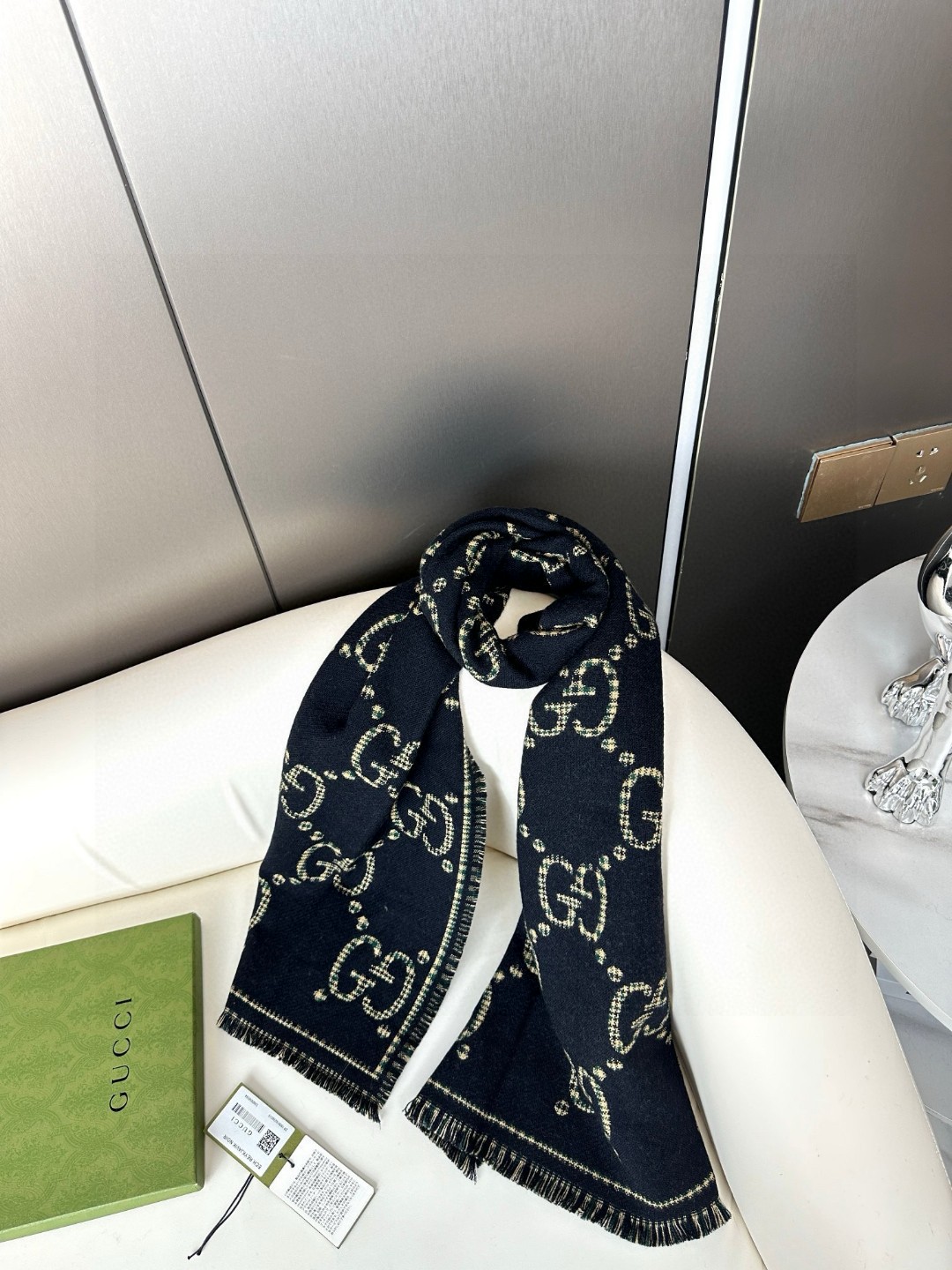 Classic GG King: Zoom 231 Double-Faced Wool Scarf Review - 图片 6