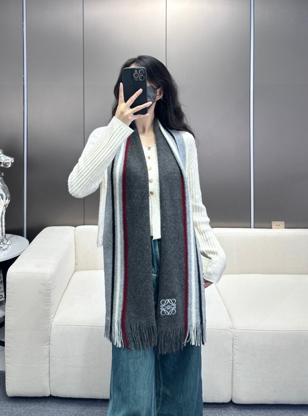    上新！2024年男女同款，百分百纯羊绒 LOEWE（罗意微）同步专柜，高端羊绒针织围巾！】可正式，