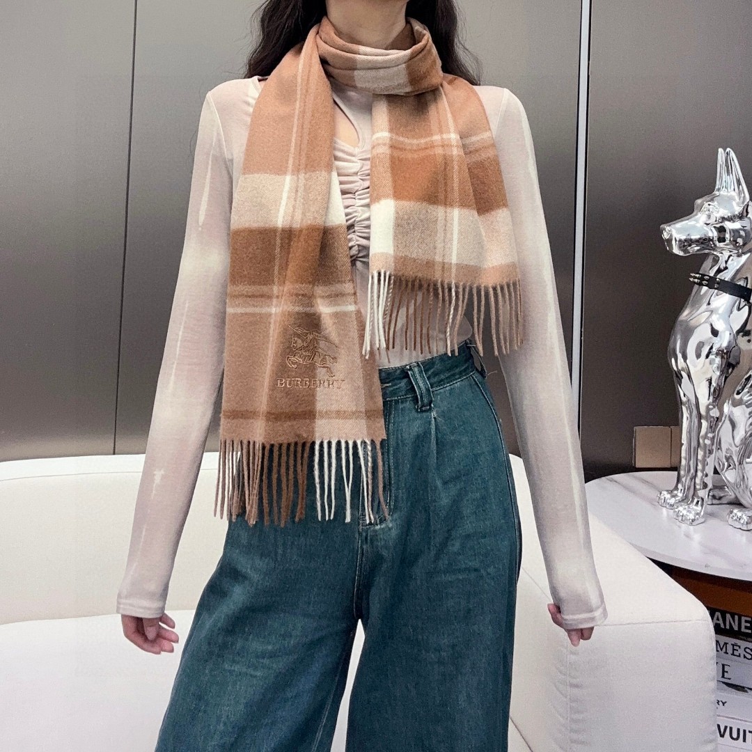   Burberry ·巴宝莉出口订单尾货❗️说实话，设计非常简单，但那经典刺绣战马的点缀就是让围巾显得