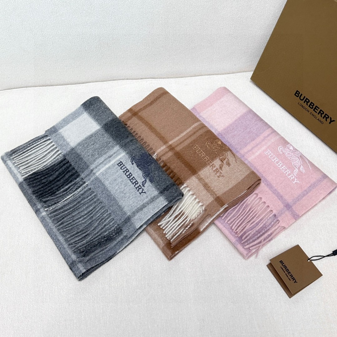   Burberry ·巴宝莉出口订单尾货❗️说实话，设计非常简单，但那经典刺绣战马的点缀就是让围巾显得