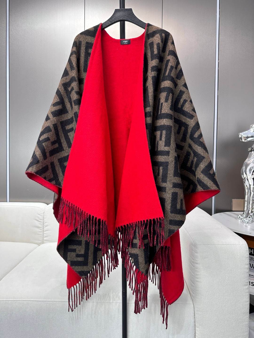 Luxurious Fendi FF Double-Faced Cape: Stylish, Heavy, and Exclusive! - 图片 5