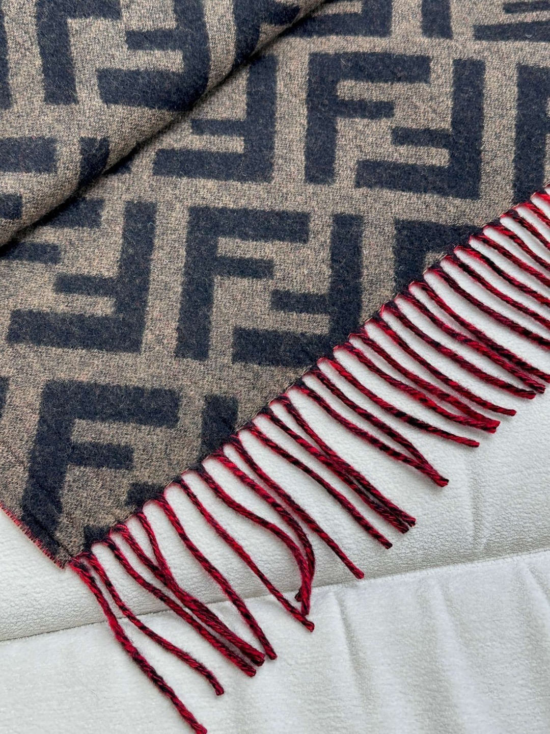 Luxurious Fendi FF Double-Faced Cape: Stylish, Heavy, and Exclusive! - 图片 8