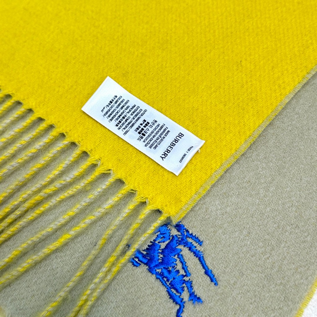 🆕𝐁𝐔𝐑𝐁𝐄𝐑𝐑𝐘 • 【双面素色刺绣长巾】官网同步上新❗️Size：168x30cm 100%绵羊毛慵